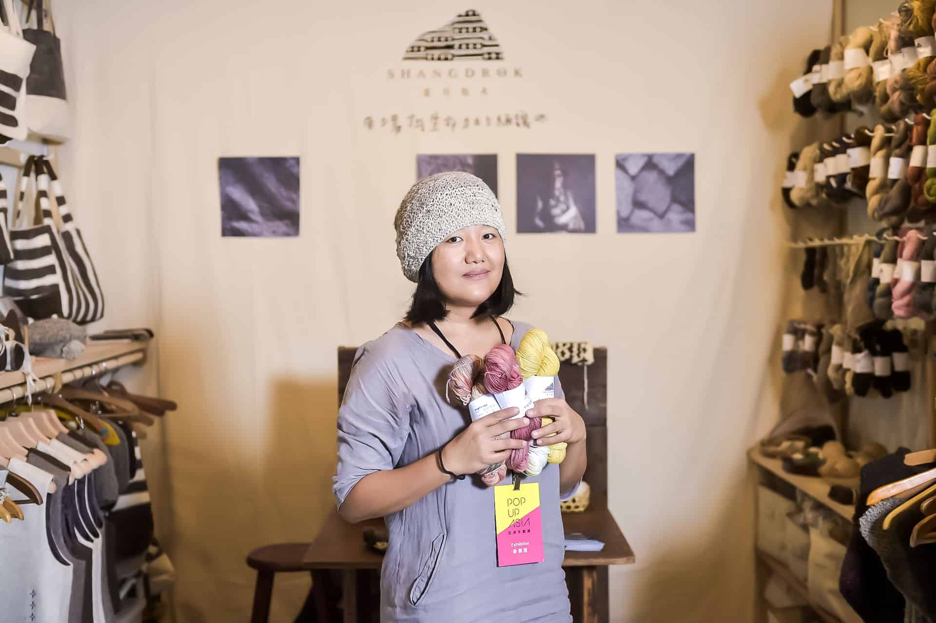 Shangdrok,即「北方牧人」的藏語發音 Shangdrok,即「北方牧人」的藏語發音,一個座落在青康藏高原上的藏族工作坊。我們以藏族手工藝為起點,運用高原珍貴的原料和故事,與您分享牧民們樸實渾厚的生命力道。