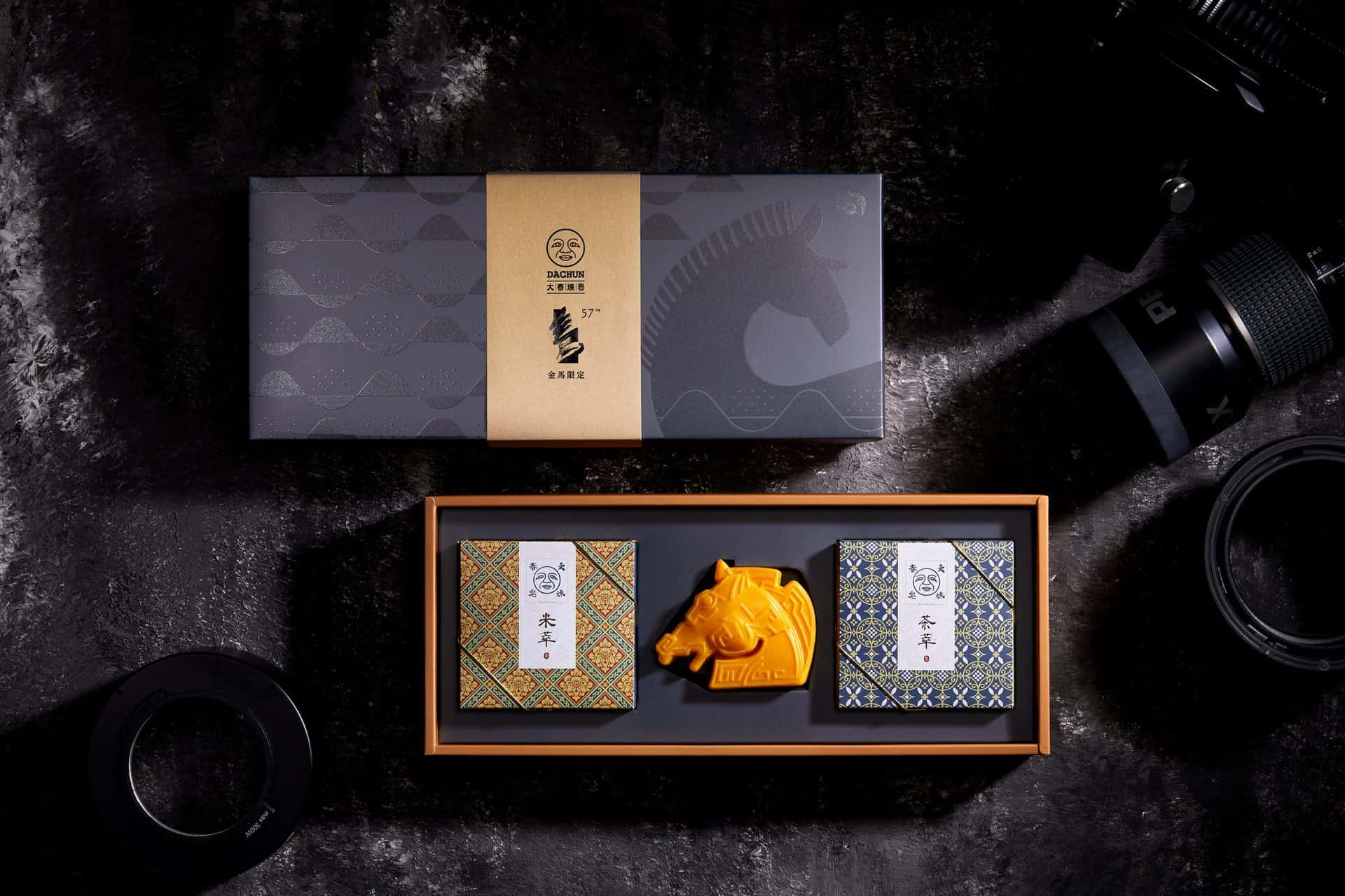 2020年度，大春煉皂與金馬57聯名推出「耀淨金馬禮盒」，融合品牌理念對人與土地的關懷，將其融合象徵生活在大地自然優雅的馬，同步呼應大春對清淨生活的態度，用品牌價值加入做異業結盟（傳產與影視），同時也踏入亞太地區影視產業的殿堂。 另外，值得一提的是同年度與Roots的品牌合作，除了與國際品牌接軌，並共同研發香氛系列，在第一次舉辦記者會的活動上，學習到多元的視角。