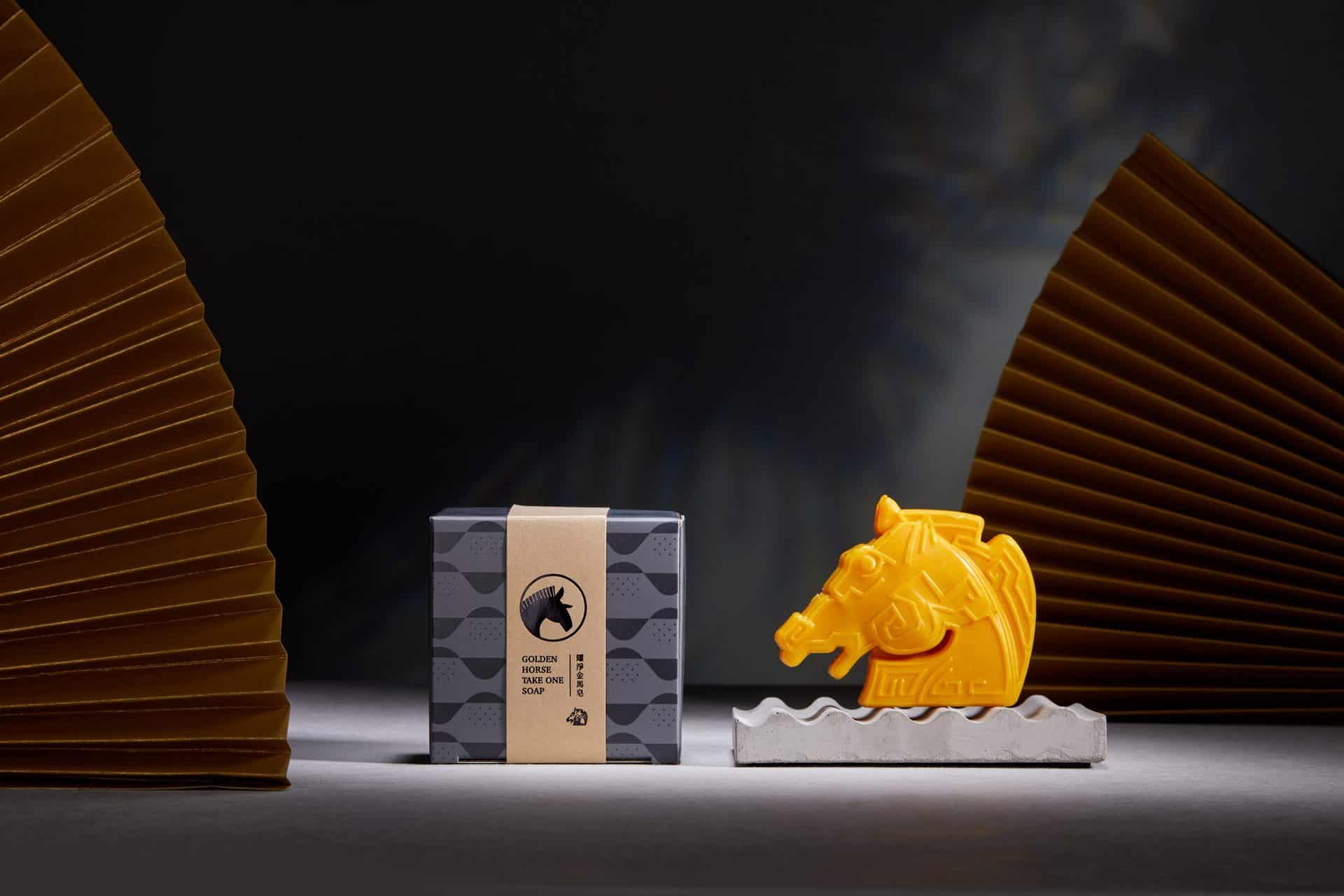 2020年度，大春煉皂與金馬57聯名推出「耀淨金馬禮盒」，融合品牌理念對人與土地的關懷，將其融合象徵生活在大地自然優雅的馬，同步呼應大春對清淨生活的態度，用品牌價值加入做異業結盟（傳產與影視），同時也踏入亞太地區影視產業的殿堂。 另外，值得一提的是同年度與Roots的品牌合作，除了與國際品牌接軌，並共同研發香氛系列，在第一次舉辦記者會的活動上，學習到多元的視角。