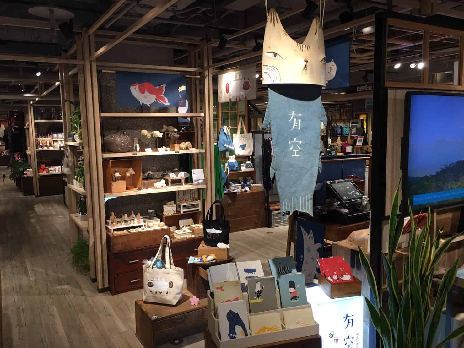 當年,蔡文明 40 歲,理當追求經濟穩定的不惑之年,卻堅決與太太蘇家綿離職創業,從品牌設計轉戰陶作藝術,並成立手創品牌「有空 5mins」,至今走過 8 個年頭,不僅參展擺攤、在線上開館有成,也進駐了誠品生活館南西店設櫃,深受國內、外民眾喜愛。聊起創業至今的酸甜苦辣,兩人眼中始終散發無限熱情,因為無論是否「有空」,他們一直都在做最喜歡的事。