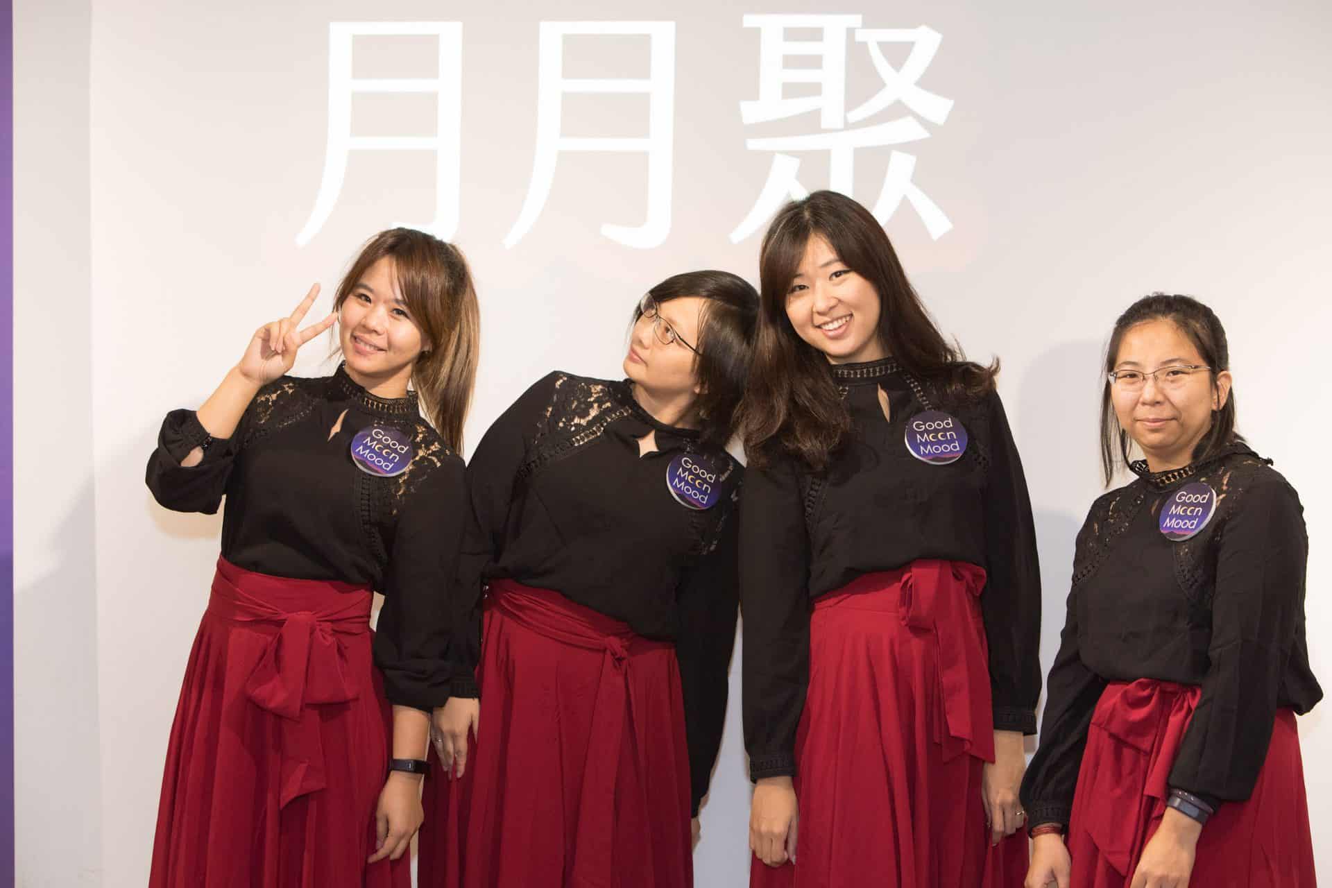 2017年創辦了「望月女子谷慕慕 Good Moon Moon」_2019 月月聚合影
「月亮褲」是由兩位月經狂熱者所催生的吸血內褲品牌,創辦人妃妃與伊伊,一位以衛生棉條為題寫論文、一位為當時少數使用月亮杯的前幾人,因為「台灣月亮杯計畫」而結識。有感於自身對月事用品的熱愛、身為推廣月亮杯等新式生理用品的先驅,在台灣月亮杯計畫結束以後,對計劃仍充滿熱忱的兩人決定「一起做點什麼」,所以在2017年創辦了「望月女子谷慕慕 Good Moon Moon」,希望讓所有人「重新看待生理期,每個月都Good Moon Mood」。