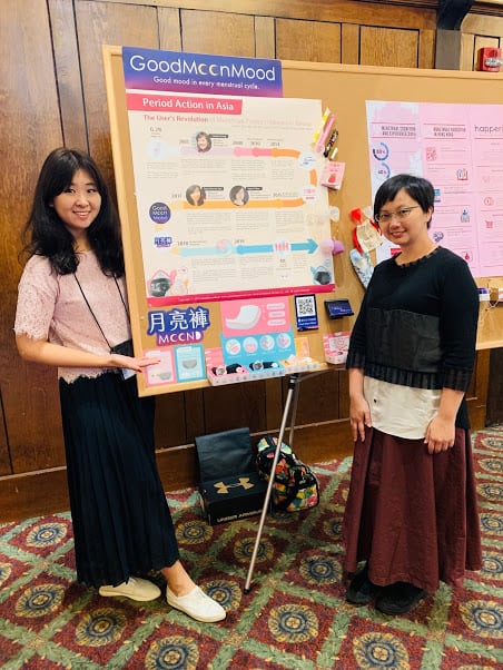 「望月女子谷慕慕」創辦人合影_2019 飛往美國參與兩年一度的世界月經大會
2019年兩位創辦人甚至自費飛往美國參與兩年一度的「世界月經大會」,跟來自世界各地的月經倡議者齊聚一堂,分享台灣由使用者發起的獨特生理用品產業發展經驗。這兩年,谷慕慕也持續舉辦實體活動「月月聚」,讓大家每個月有暢談月經的聚會場合。