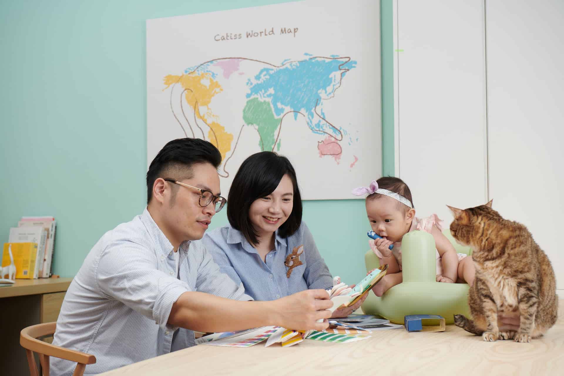 catiss CATISS,為 Cat & Kiss 的縮寫,一個為貓奴而生的美妝保養品牌透過可愛、有質感並具有巧思的商品包裝,呈現出貓咪最討喜的部位或姿態,讓貓奴的日常保養被貓咪圍繞,我們是一群熱愛毛小孩的團隊青年們,致力開發療癒的商品外觀,更同時講究具水準的成分及功效,堅持全產品100%台灣製造,期望能帶給消費者真正的身心靈療癒感。