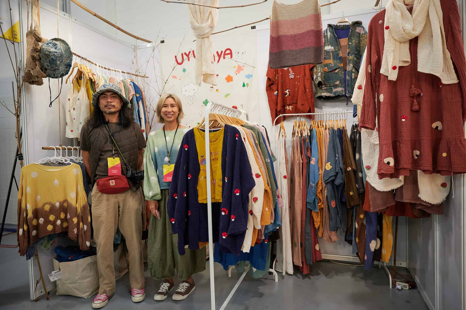 同樣也是天然染的服飾品牌 UYU AYA，在泰國東北話的意思就是「混亂、沒有秩序」，卻也是品牌的核心精神。使用天然染料與有機布料，服飾中充滿者俏皮、童趣的圖樣。

而且你絕對不可能只帶一件走，因為這麼可愛的衣服，會令人忍不住把褲子、裙子一起帶走（荷包小心警告）。