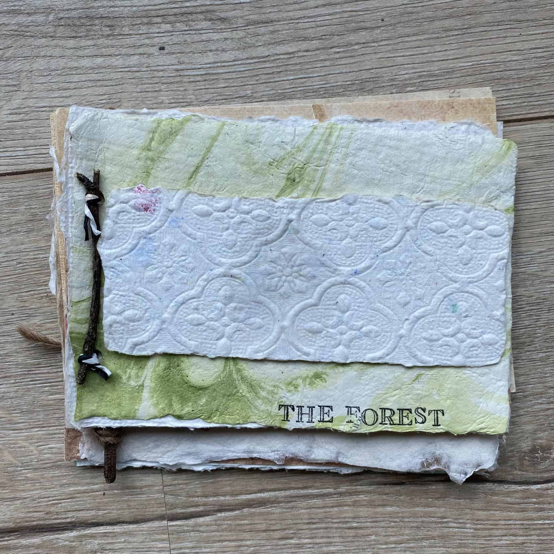 日出小姐的手造紙工作坊結束後,回家也能用簡易的工具自行製紙。