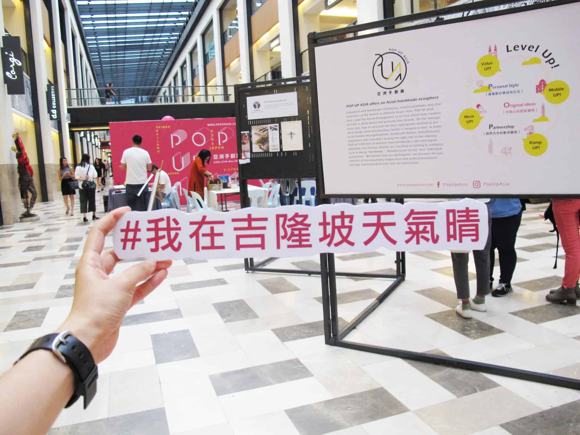 ninthgallery 在Ninth Gallery做為亞洲手創展馬來西亞區域合作夥伴的協助之下,我們成功合作了多位來自馬來西亞的手創品牌,包括以手帳筆記本著名的Mossery,並聯名開發了以「讓喜歡的事成為生活」封面筆記本。同步經由Pop Up Asia Makers的比賽得獎者將透過Ninth Gallery參與亞洲手創展手創大人物台灣總決賽,也因此在這樣的機會下,許多來自馬來西亞的手創品牌積極參與並拓展台灣市場。