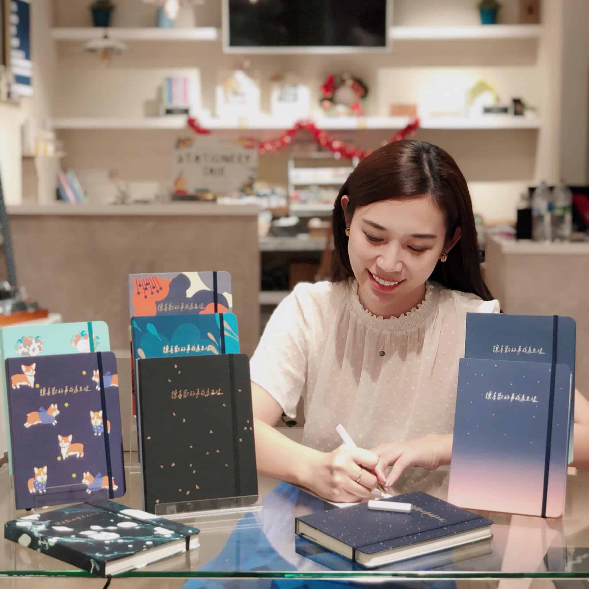 ninthgallery 在Ninth Gallery做為亞洲手創展馬來西亞區域合作夥伴的協助之下,我們成功合作了多位來自馬來西亞的手創品牌,包括以手帳筆記本著名的Mossery,並聯名開發了以「讓喜歡的事成為生活」封面筆記本。同步經由Pop Up Asia Makers的比賽得獎者將透過Ninth Gallery參與亞洲手創展手創大人物台灣總決賽,也因此在這樣的機會下,許多來自馬來西亞的手創品牌積極參與並拓展台灣市場。