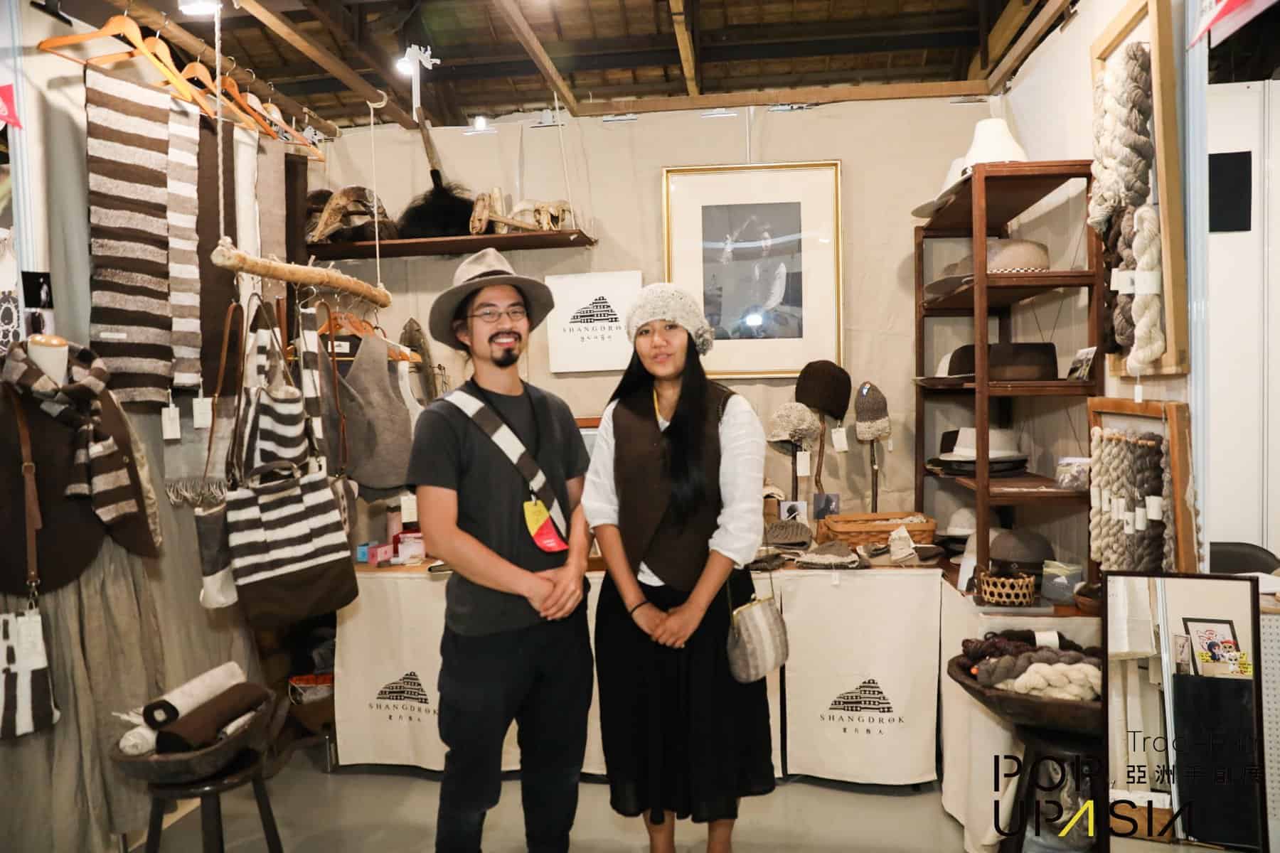 千年以來，藏區的高原是北方牧人的家鄉， 氂牛與羊不只是他們在高原上艱困生活的同伴， 更提供了他們生活中食衣住行的一切所需。