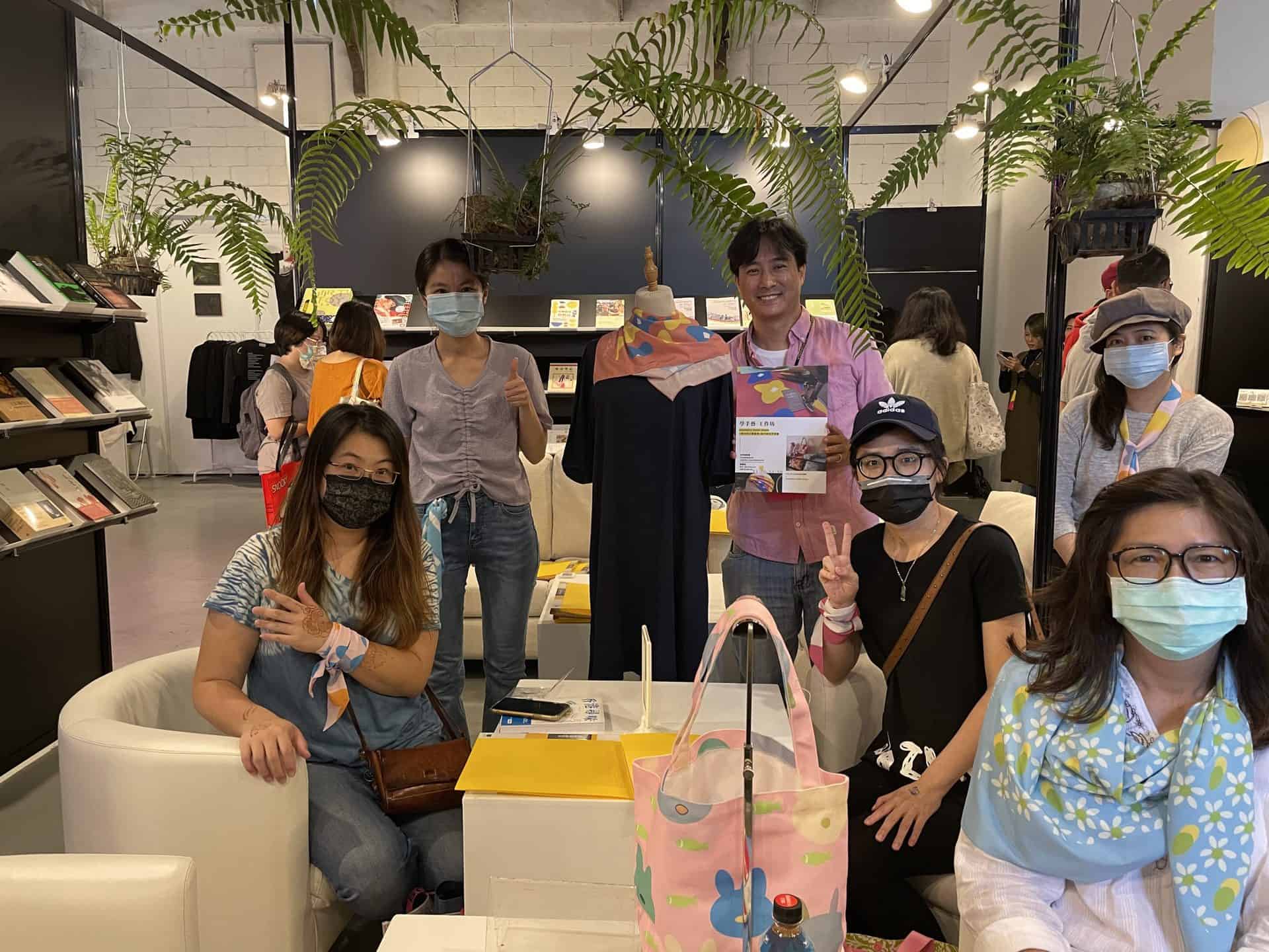 hk 2020POPUPASIA亞洲手創展-香港主題館以書房為載體,佐以【閱書】、【品茶】、【學手藝】三大主軸搭配每日多樣活動及【國際論壇】、【香港傳統紮作技藝展】、【他們在島嶼寫作-香港作家紀錄片播放】,無論身處何處皆能感受滿滿的正宗香港風情。