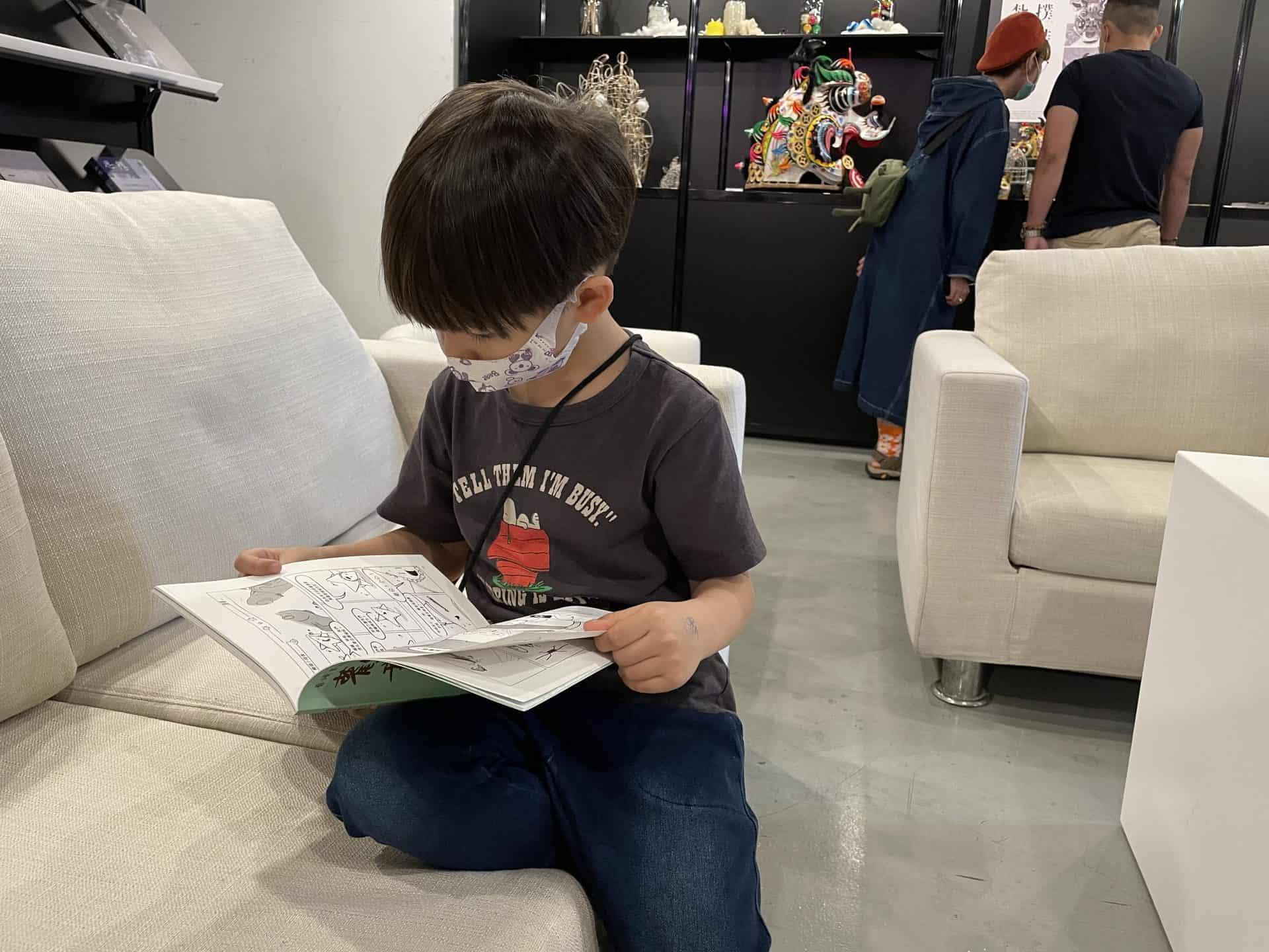 2020POPUPASIA亞洲手創展-香港主題館以書房為載體,佐以【閱書】、【品茶】、【學手藝】三大主軸搭配每日多樣活動及【國際論壇】、【香港傳統紮作技藝展】、【他們在島嶼寫作-香港作家紀錄片播放】,無論身處何處皆能感受滿滿的正宗香港風情。