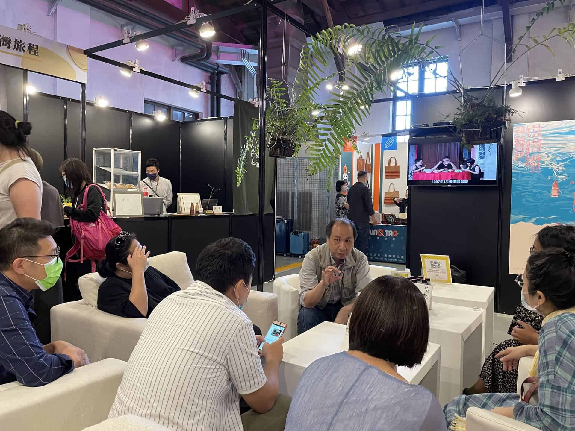 hk 2020POPUPASIA亞洲手創展-香港主題館以書房為載體,佐以【閱書】、【品茶】、【學手藝】三大主軸搭配每日多樣活動及【國際論壇】、【香港傳統紮作技藝展】、【他們在島嶼寫作-香港作家紀錄片播放】,無論身處何處皆能感受滿滿的正宗香港風情。