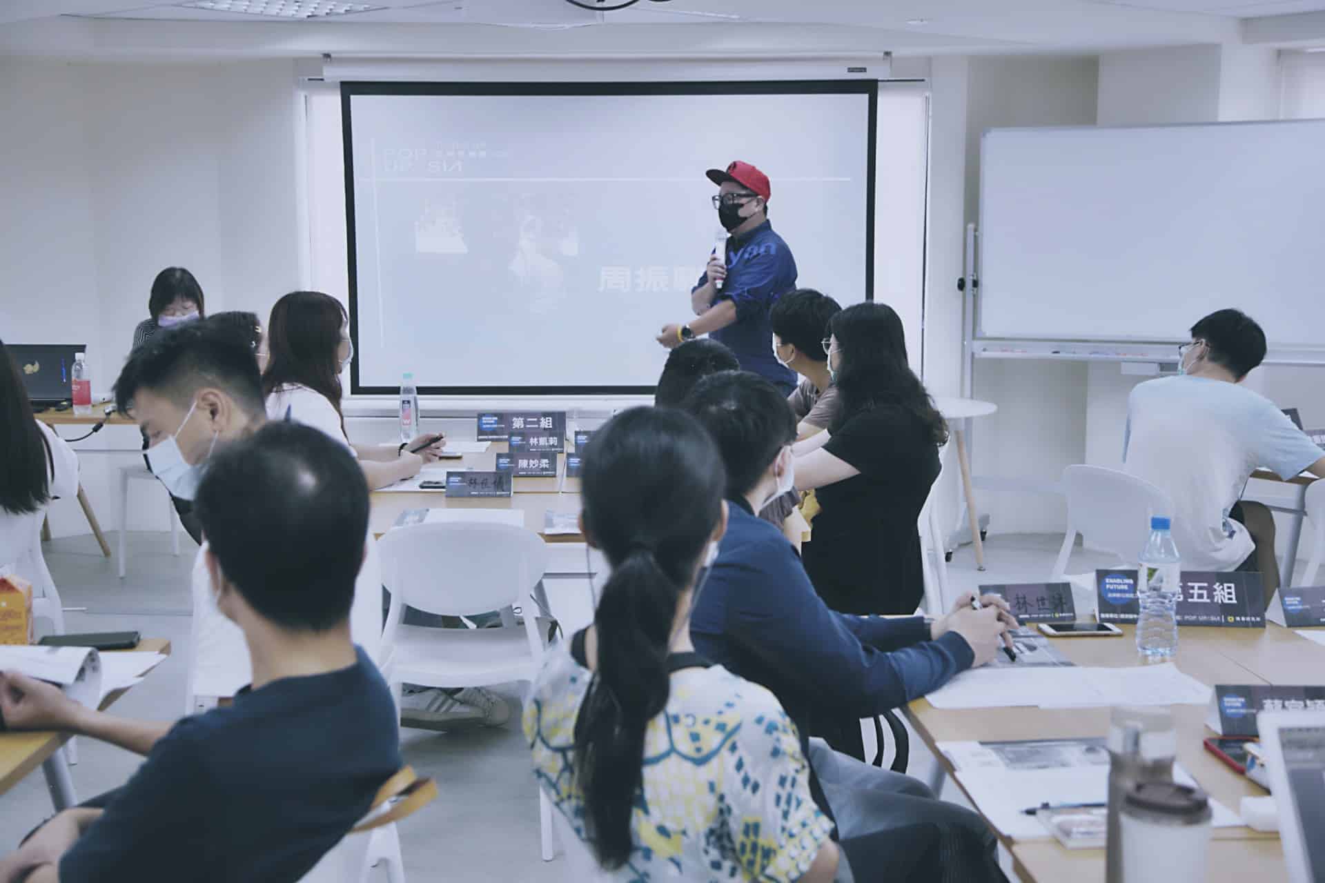 燒賣研究所的起心動念,是培育更多能做出組織新營收的數位專業人才。圖為校長Ryan