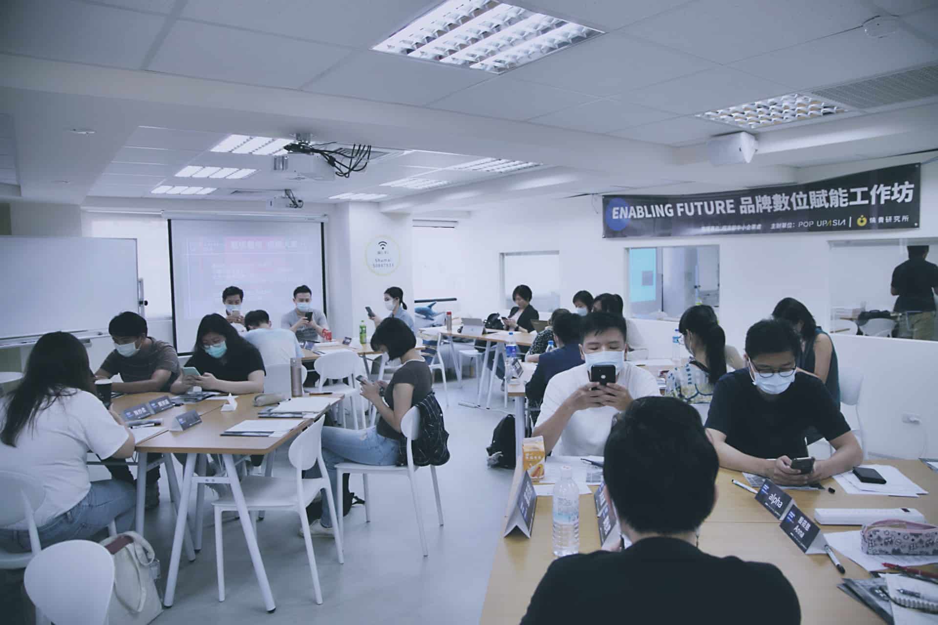 教室座落在明亮三面窗戶的燒賣研究所