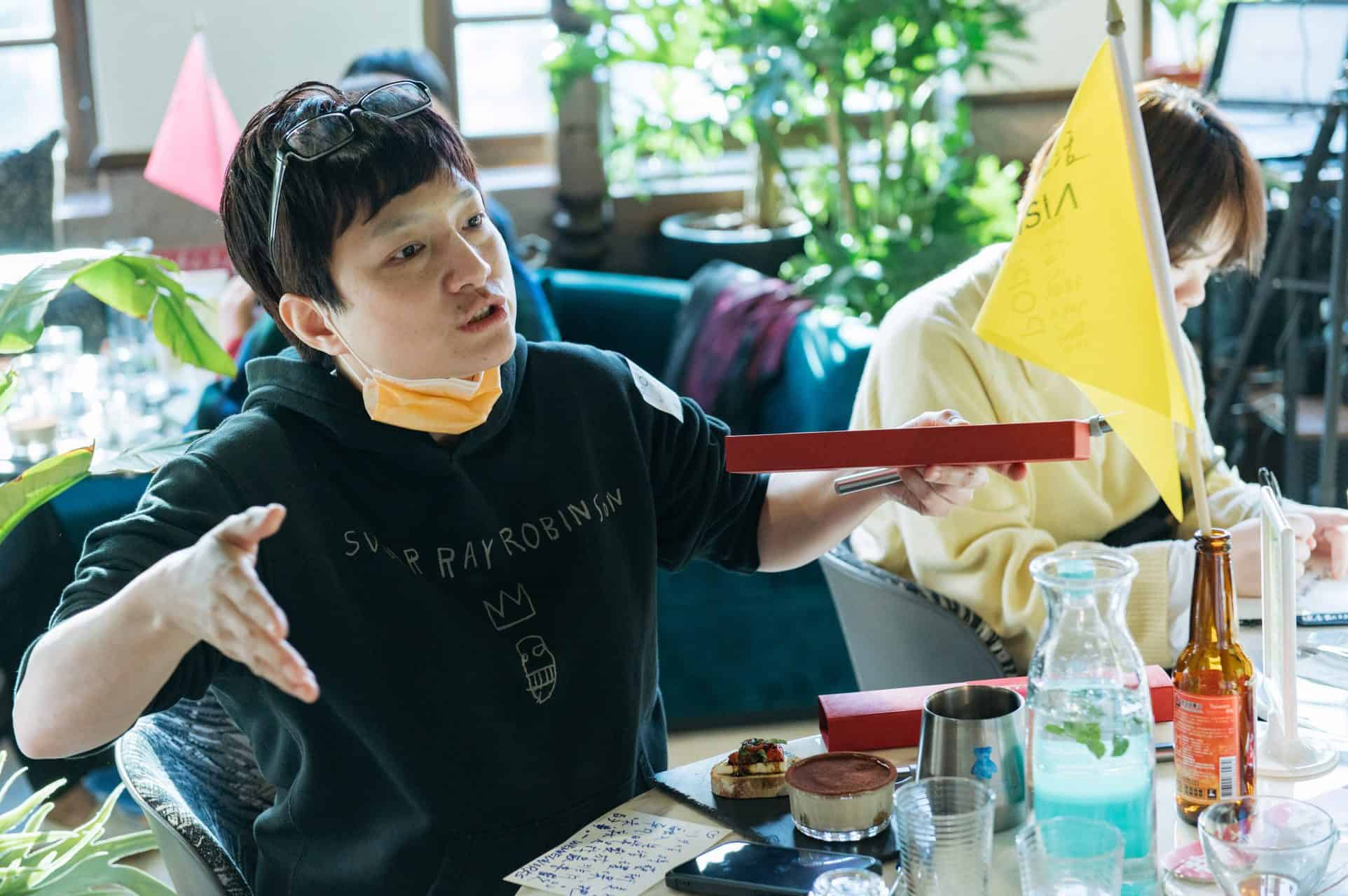 她就是Queen 劉怡君，團隊裏總是聽到她爽朗的聲音，因為擔心免洗筷的漂白水、不想與別人共同筷子的心理因素種種情形下讓她隨身攜帶使用環保筷多年，ㄧ直到她自己用到純鈦筷這樣材質後，發現「鈦」不沾油易清潔，只要帶一雙就可以很安心用餐，覺得很棒。