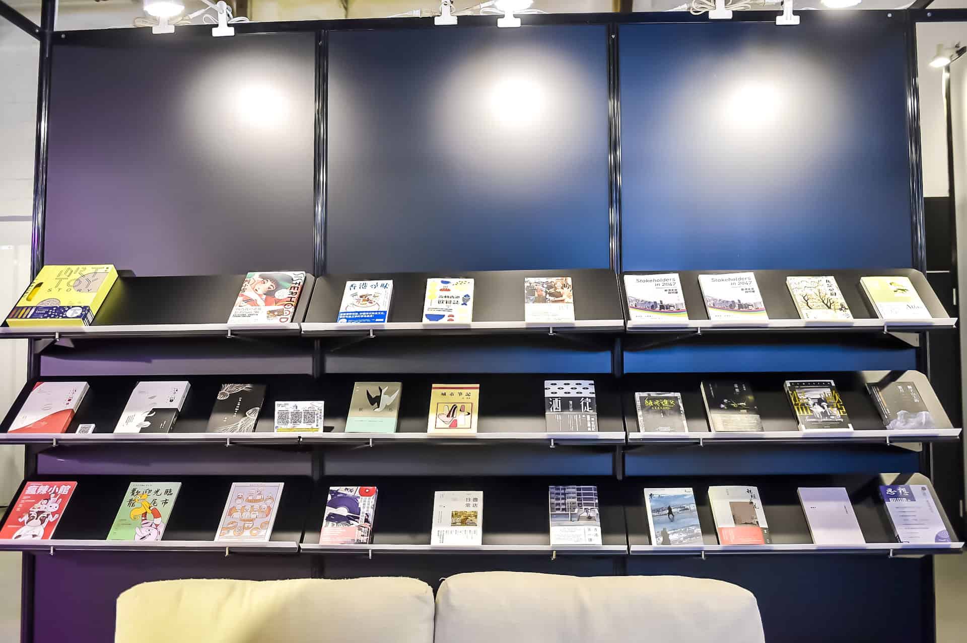 2020POPUPASIA亞洲手創展-香港主題館以書房為載體,佐以【閱書】、【品茶】、【學手藝】三大主軸搭配每日多樣活動及【國際論壇】、【香港傳統紮作技藝展】、【他們在島嶼寫作-香港作家紀錄片播放】,無論身處何處皆能感受滿滿的正宗香港風情。