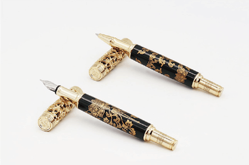 HappyMT最近和故宮合作品牌授權群眾募資專案，完全是以公司內部的人力投入進行，就得到了超乎預期的成績；還設立了誠品的品牌專櫃，對品牌來說算是一個很大的突破，因為即便有時會在日本、歐洲等國家看到高端的文具品牌展售，但對台灣來說筆類專櫃是比較特殊的。「人們沒有必須一定要寫字，但是一旦寫字時可以很療癒。Terri表示HappyMT的目標，就是讓大家一想到文具訂製時，就想到HappyMT，為大家帶來更好的書寫時光。