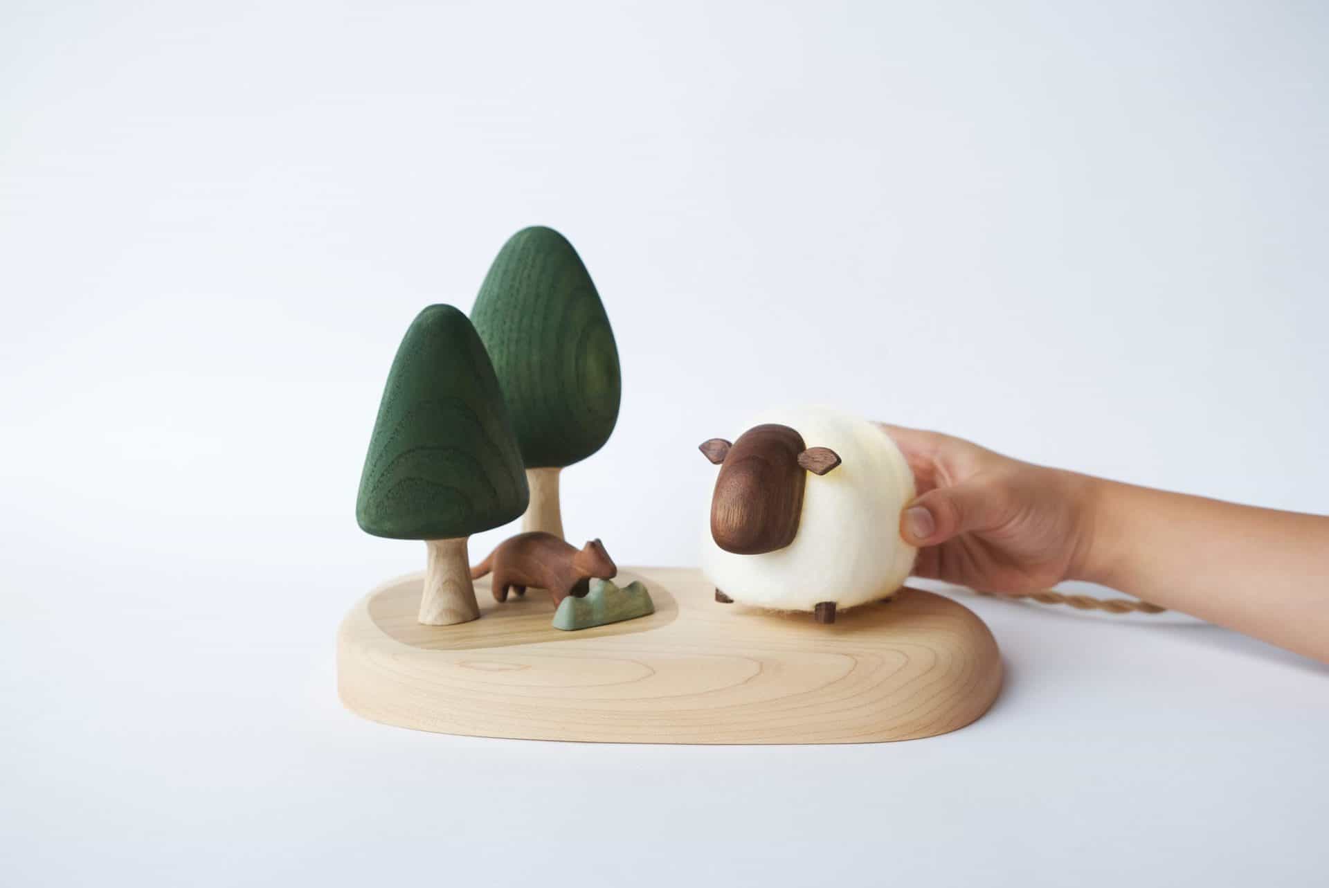 森林裡的羊-l-互動式木質燈飾_圖片提供／MoziDozen木子到森3
木作＋燈具，電燈開關和木頭的結合就像是解謎的過程