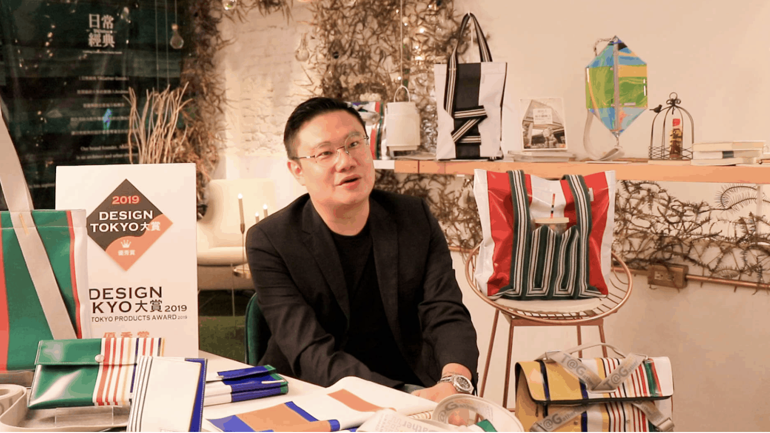 日常經典創辦人 Andrew,與品牌推出的帆布包款。 ( 圖片來源:SHOPLINE 電商教室 )