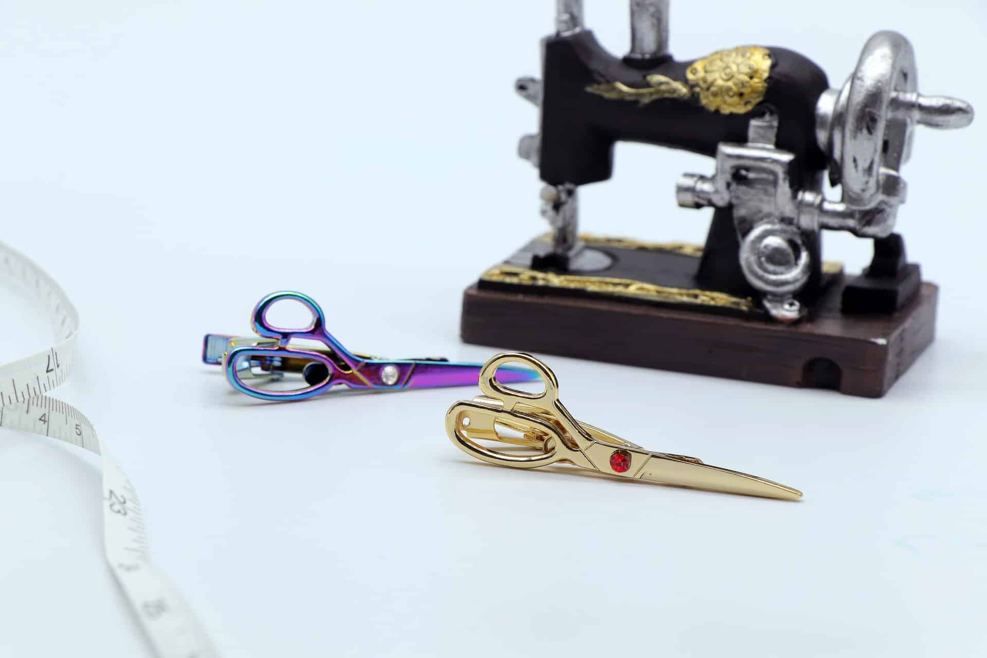 迷你剪刀造型領帶夾(金鈦、彩鈦)_圖片提供/立釗剪刀